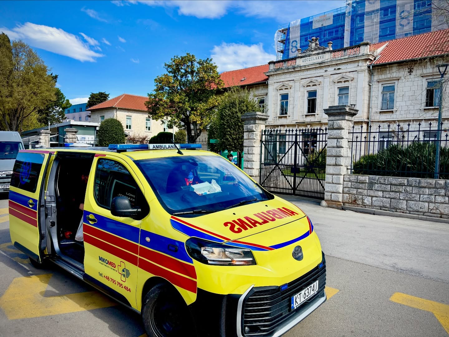 Ambulans MIKOMED przed szpitalem