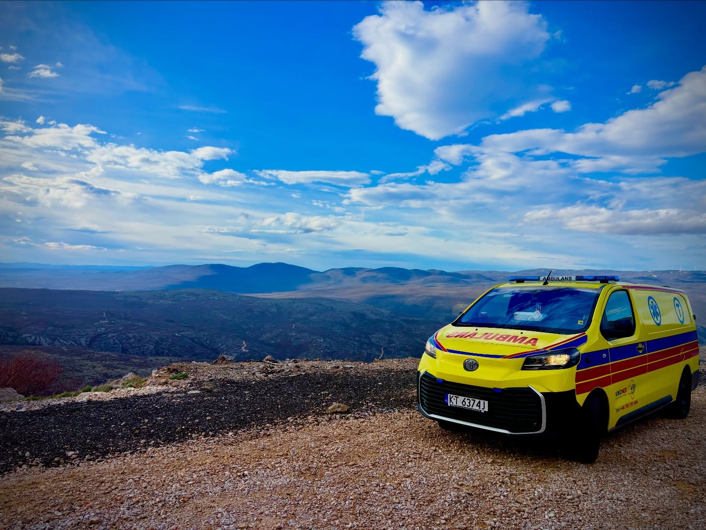 Ambulans MIKOMED podczas transportu międzynarodowego w górach