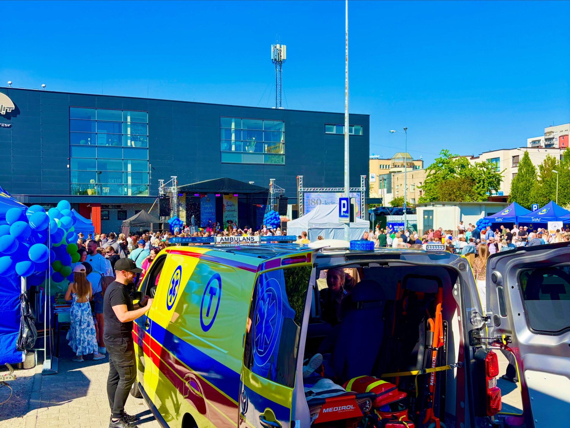Ambulans MIKOMED z otwartym przedziałem medycznym podczas wydarzenia w Tarnowie