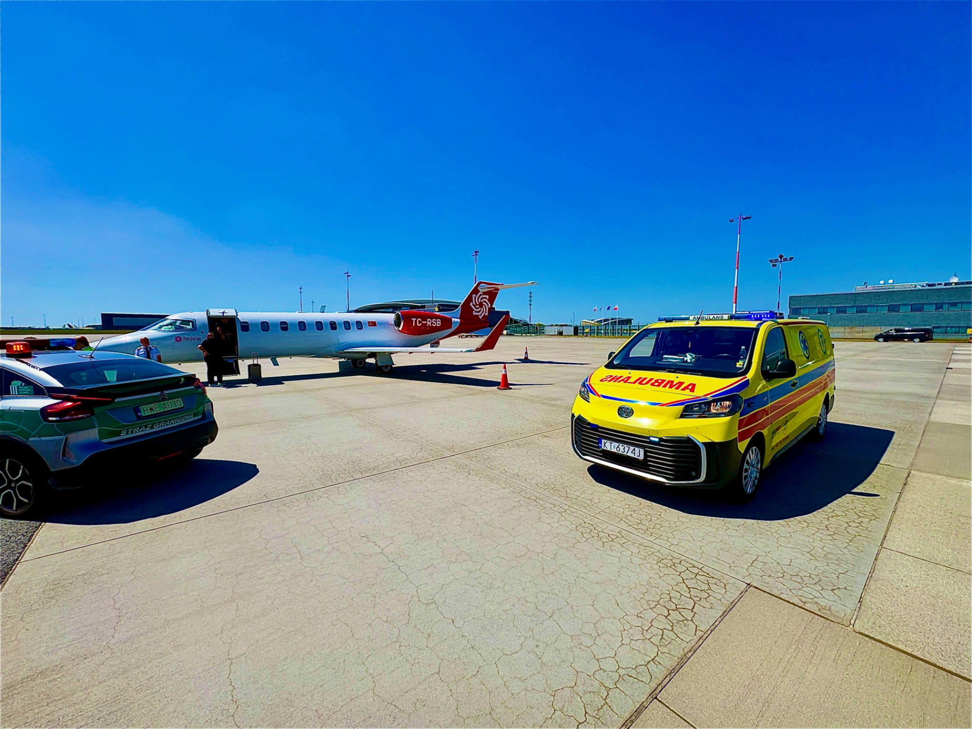 Ambulans MIKOMED przy medycznym samolocie na płycie lotniska